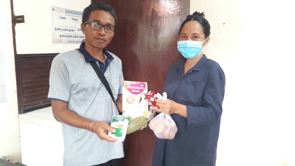 Pemerintah Desa Kukuh Kerambitan Serahkan PMT Pencegahan Stunting Kepada Bumil dan Balita